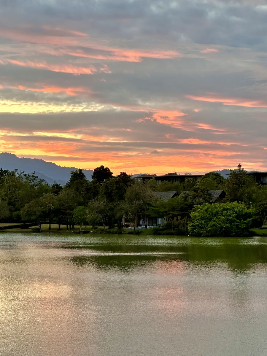 minimatter's tweet image. วีคนี้มาพัก atta เขาใหญ่ อากาศดีมาก 18 องศา ดูพระอาทิตย์ตกที่ระเบียงห้องพักวิวทะเลสาบได้เลย 🏕️🌥️