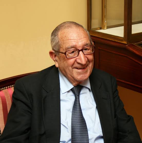 ipeutrera's tweet photo. Acaba de fallecer, a la edad de 100 años el mejor historiador español, D. Luis Suárez Fernández. 

Máximo experto en historia medieval, escribió la más completa y objetiva biografía De Francisco Franco, lo que no le perdonaron sus enemigos que solo eran los enemigos de la verdad. https://t.co/yhLhTOAPzE