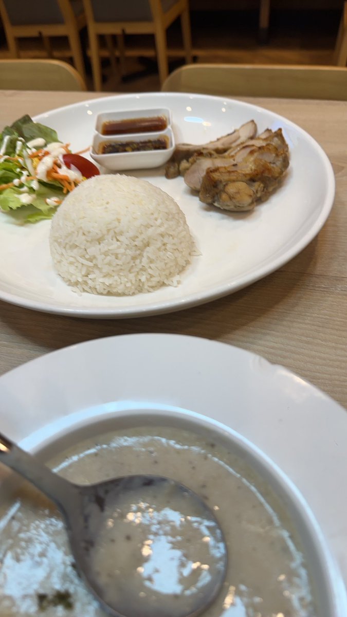 เจอโรคจิตโทรมาครับ 
ถามว่าใครเอ่ย?
ลองทายดู…

Me : จะไปรู้มึงหรอตัวมึงเองยังไม่รู้จักเลย จะให้กูเปิดแผ่นป้ายให้ด้วยมั้ย

:อยู่ไม่ใกล้ไม่ไกลหรอกนะ 

Me : เออมาเหอะ กูกินข้าวอยู่คนเดียว กินเป็นเพื่อนกูหน่อย