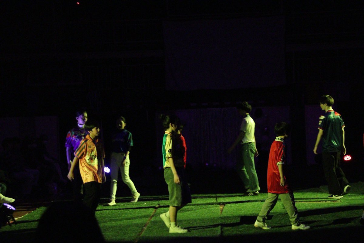 Sircle_5S_2021's tweet photo. ＼✨ #UniFormlessShow ショーの風景を公開！ ✨／

本日開催されたショーの様子を一部お届け！
サッカーユニフォームが普段着やリメイクファッションとして新たな命を吹き込まれ、会場は大いに盛り上がりました⚽👗

ぜひ写真でショーの熱気を感じてください！🔥👇
#シャクル #fashion  #Jリーグ https://t.co/VMOTdSmQer