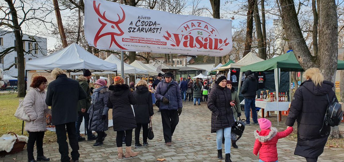 Dr_Apati_Istvan's tweet photo. Zajlik a harmadik Hazai Vásár Gyulán! Ragyogó napsütés, remek hangulat, sok-sok finomság, minőségi magyar termékek sokasága várja a rendezvényre kilátogatókat.
#mihazánk #hazaivásár #gyula https://t.co/2O98tC7fg0