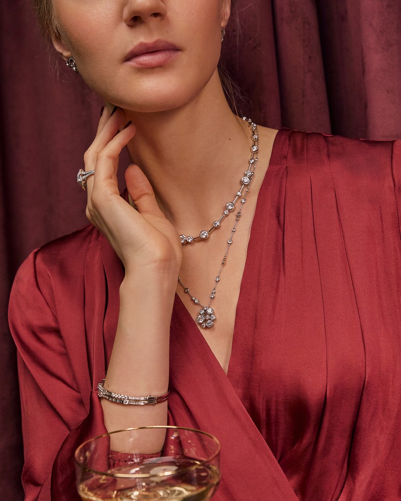 Boodles's tweet image. The Raindance collection is one of our most cherished designs. Featuring shimmering cascades of diamonds, it wouldn't be a Boodles Christmas without it. ⁠
#Boodles #AFamilyChristmas #Raindance⁠
⁠