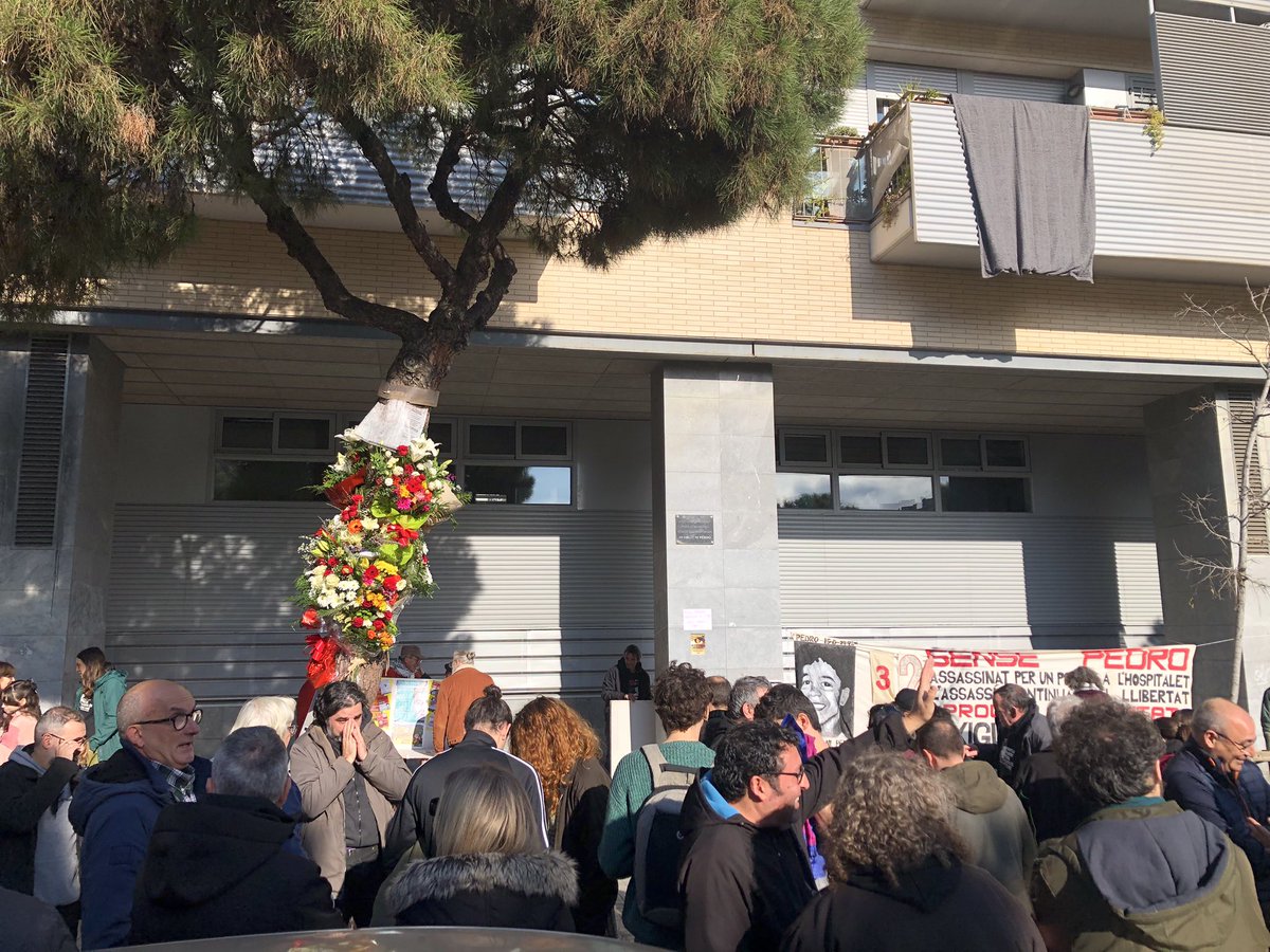 Som a l’ofrena floral a Pedro Álvarez que organitza la <a href="/PlataformaPedro/">Plataforma Pedro Álvarez</a> 

Jove assassinat fa 32 anys a mans de la <a href="/policia/">Policía Nacional</a> Nacional 

⏩️32 anys més tard encara no s’han identificat el responsable, sota el capitalisme, les vides del jovent treballador no importen.