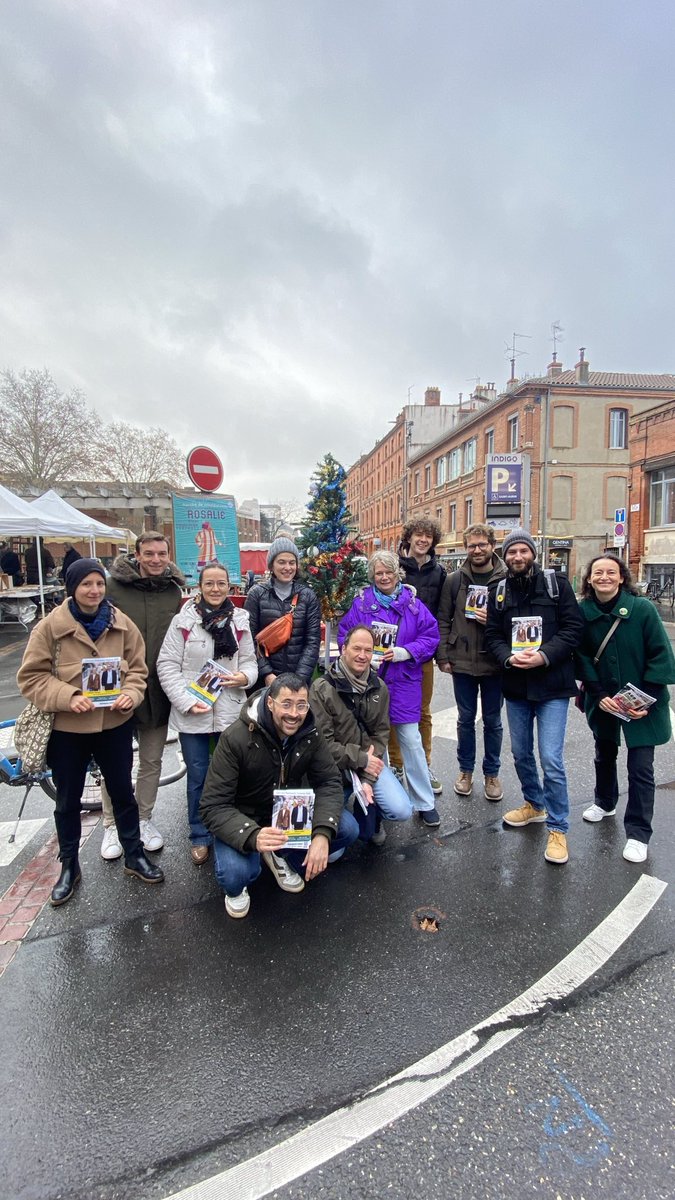 EELVToulouse's tweet photo. 🎄Pour Noël on voudrait une ville solidaire et ecolo!

Premier tractage ce matin pour changer de politiques municipales en 2026 🌻 https://t.co/9BDmXyf05r