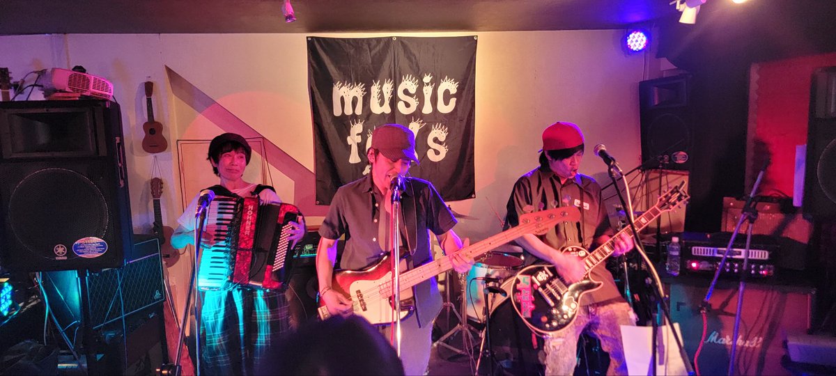 musicfools2014's tweet photo. 約2年ぶりに復活の
howling ent😄
#musicfools
#howlingent https://t.co/AvDOG7nzsE