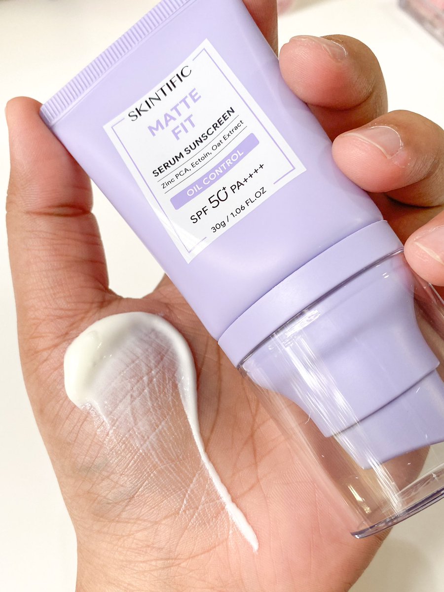 กันแดดตัวใหม่ Skintific matte fit serum หลอดม่วง ใช้แล้วฟินิชผิวโคตรแมทท์ แต่ไม่เหนียวเนอะ เนื้อคล้ายเซรั่ม ซึมไวเกิน เกลี่ยแล้วหายเลย คุมมันดีมากก ใช้เป็นเบสก่อนแต่งหน้าได้ ผิวเบลอเนียนมากกก ไปข้างนอกกลับมาหน้ายังอยู่ ไม่หยือเลย มีค่ากันแดดเต็มแม็กซ์ กันแดดได้ทั้งวัน ชอบมากกก 🌞💟✨