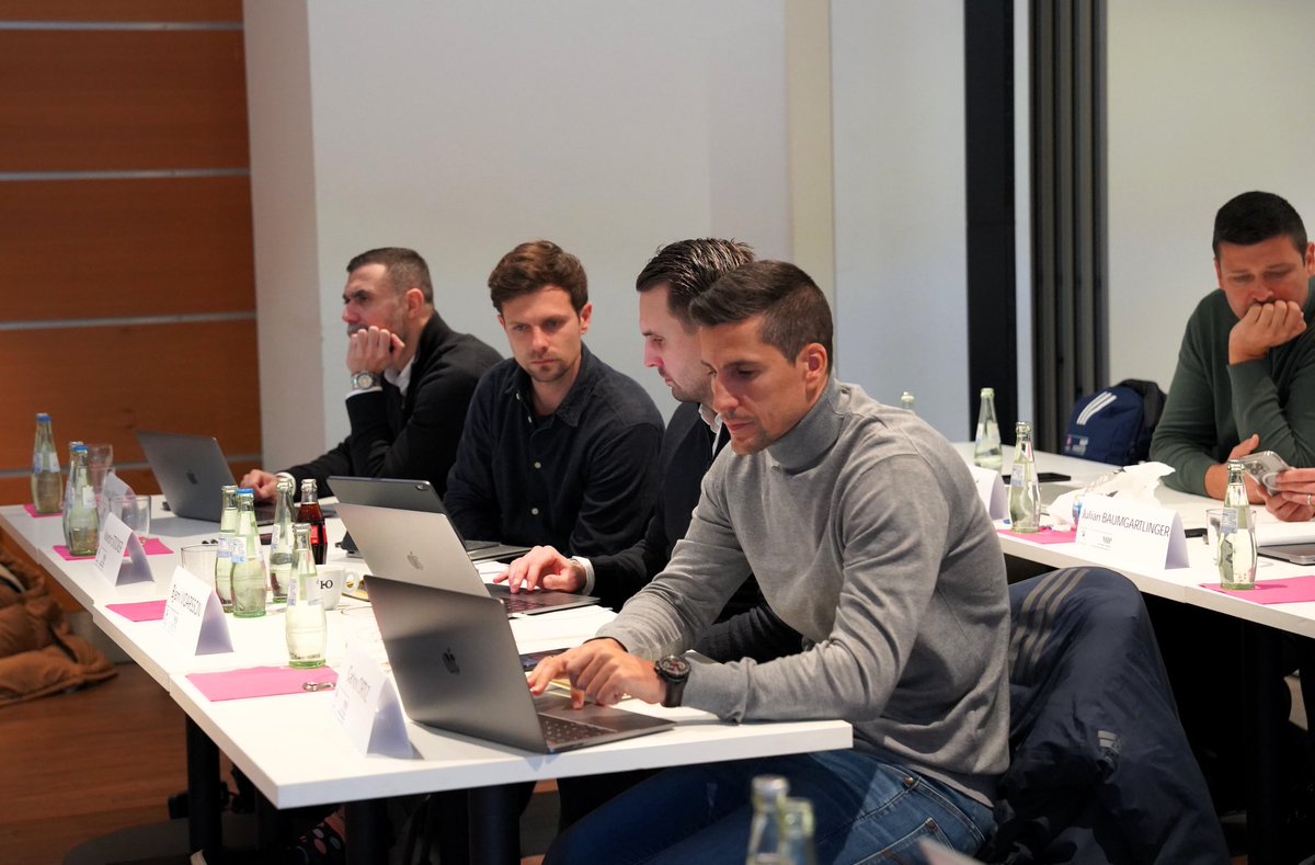 ortiz23futsal's tweet image. Otra fantástica semana con UEFA MIP esta vez en Alemania 🇩🇪 visitando algunos de los mejores estadios de la Bundesliga. 

Seguimos en el proceso… 🚧🧠⚽️

#UEFA #MIP #Future #Football #Futsal