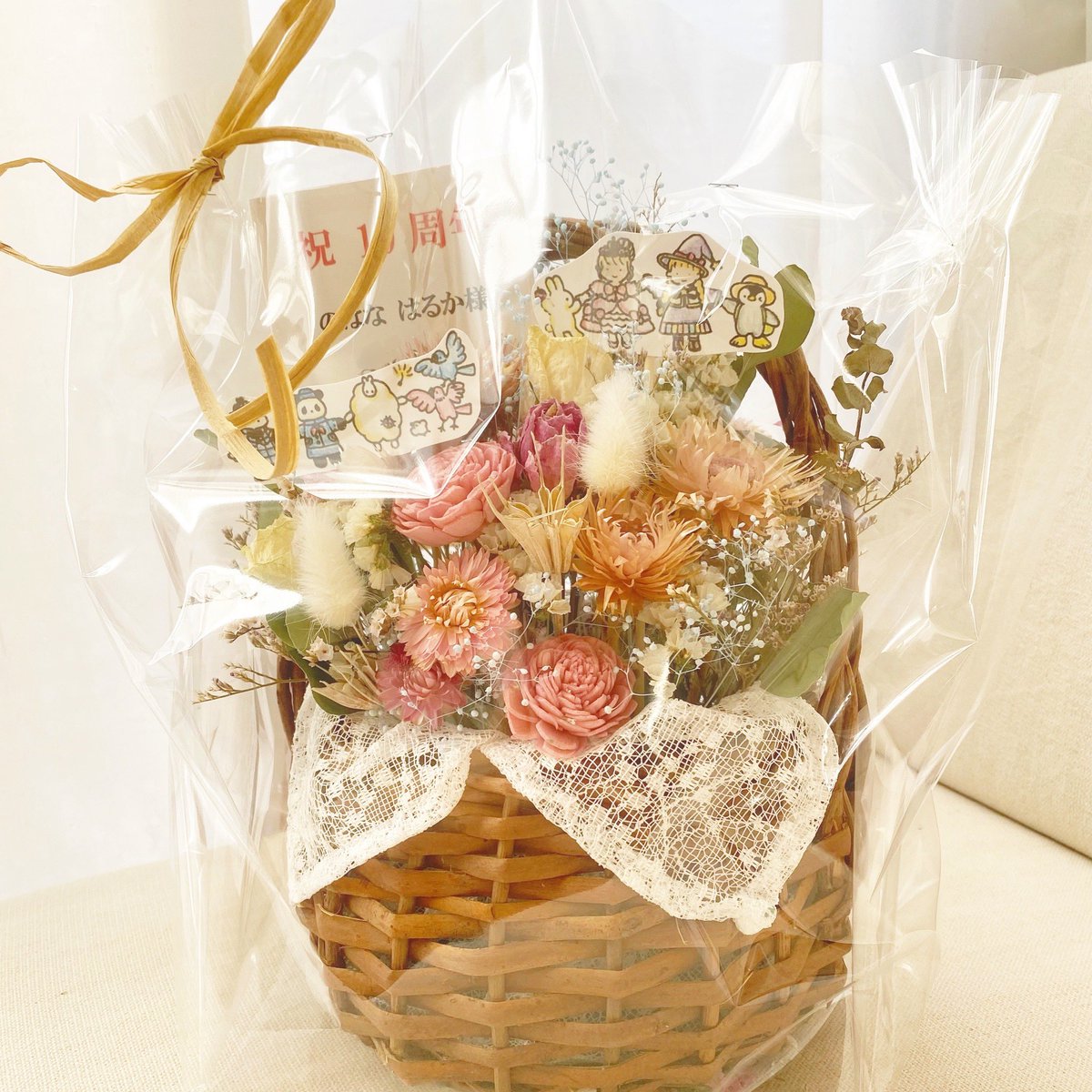「ずっと応援してくれている友人たちからお祝いのお花をいただきました なんて嬉しい!」|のはな はるか * 絵本作家のイラスト