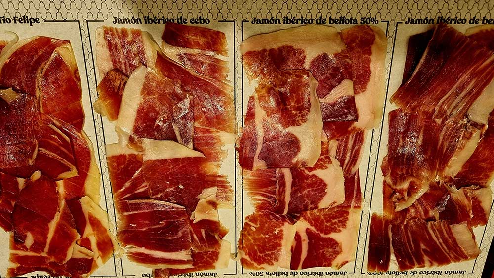 MagazineCBD's tweet photo. Deliciosos los 'Recorridos Jamoneros' del #museodeljamon . Ojo con el ibérico de bellota 50% procedente de Guijuelo, Salamanca, con un mínimo de 36 meses de curación. Su veteado e infiltración son excepcionales. #jamoniberico #madridtapas #madridfood #madridtapasyvinos #gourmet https://t.co/BhV42wVtpc