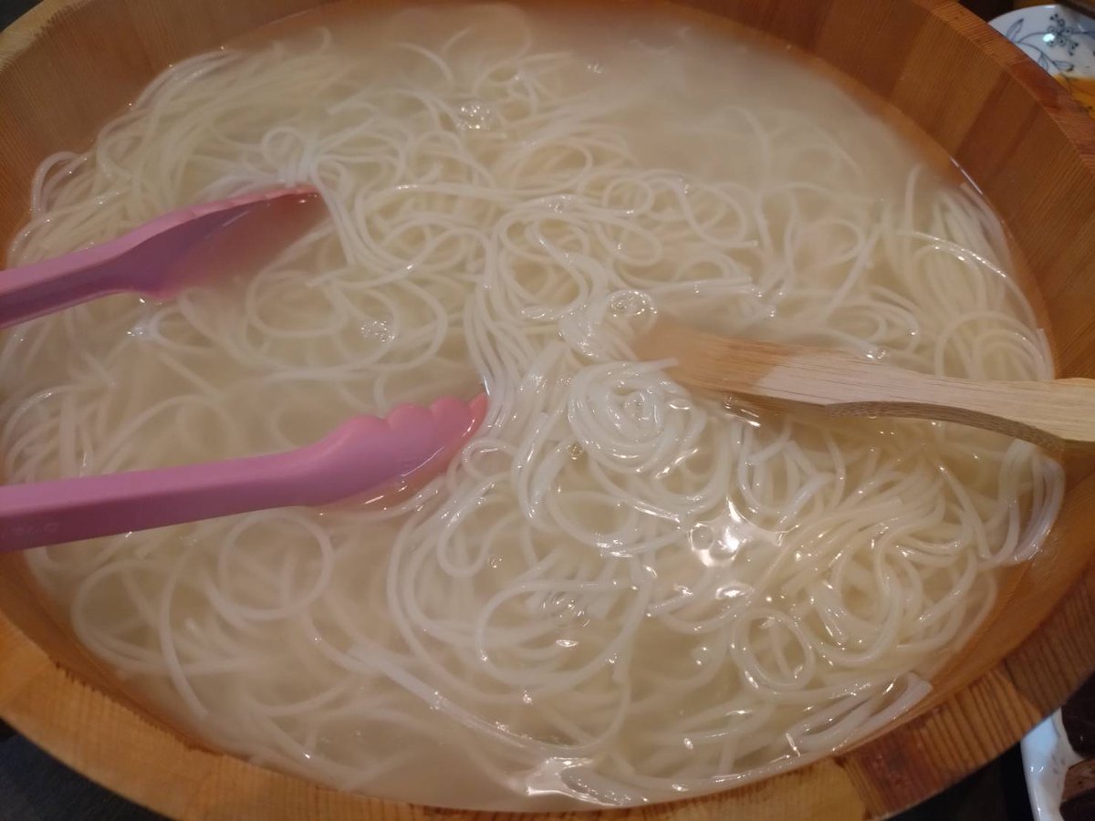 Shun_men8989's tweet photo. 11月30日の夜ごはんです。森脇製麺さんの半田そうめんを使い、釜揚げそうめんをしました。肉となすとそうめんがからまって美味しかったです。釜揚げそうめんも美味しいので皆さんもやってみて下さい。#森脇製麺 #俊麺 #そうめん https://t.co/J2LEit0H3H