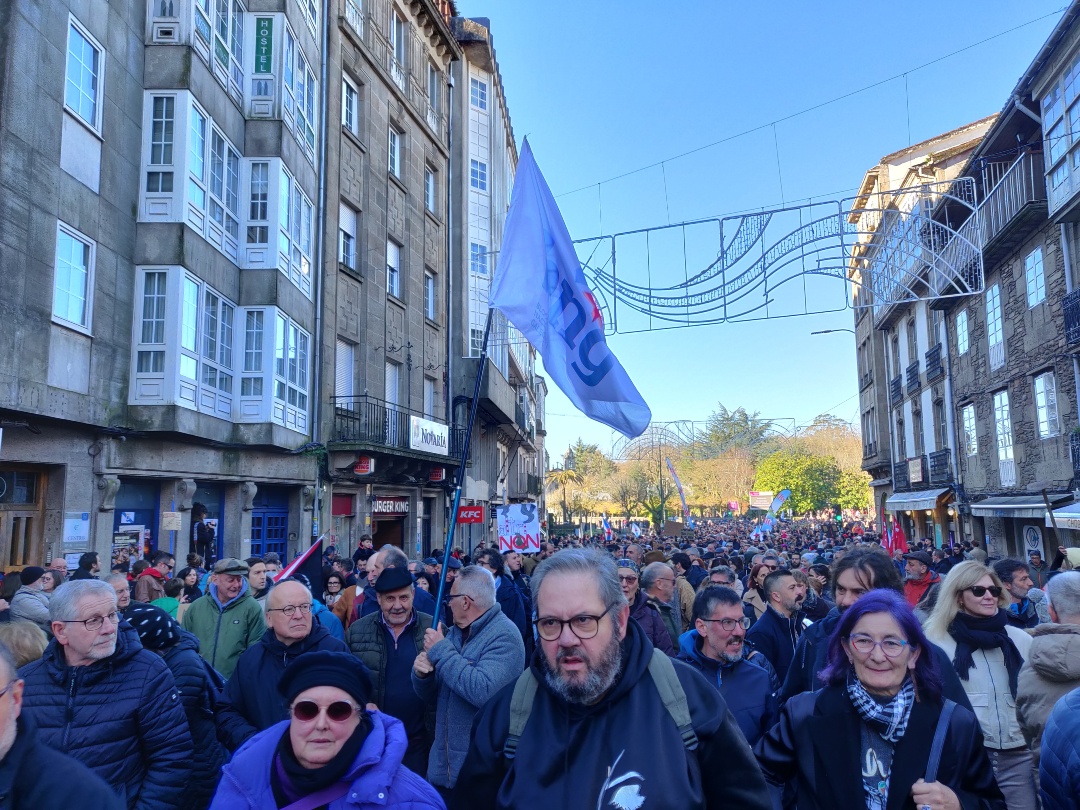 obloque's tweet photo. Miles de galegas e de galegos ateigan as rúas de Compostela ao berro de #AltriNON
Queremos vida, queremos futuro. NON á macro-celulosa do PP e de ALTRI. https://t.co/VrAiGVfAON