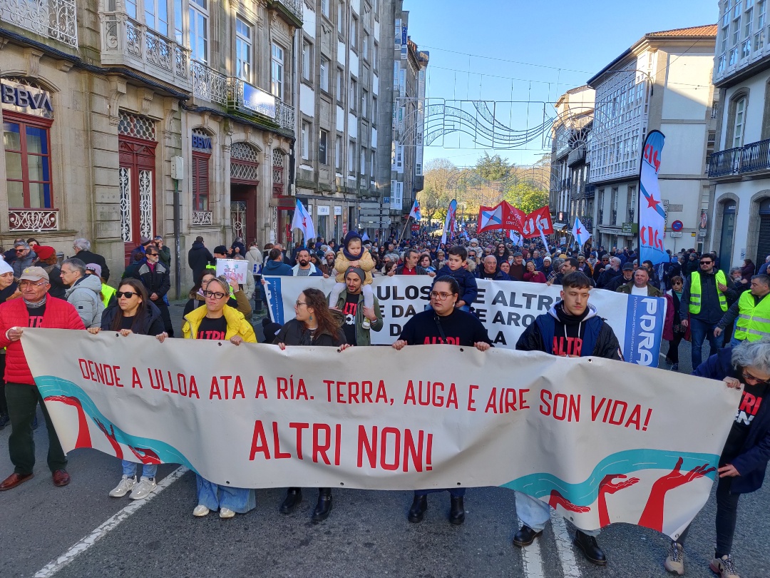 obloque's tweet photo. Miles de galegas e de galegos ateigan as rúas de Compostela ao berro de #AltriNON
Queremos vida, queremos futuro. NON á macro-celulosa do PP e de ALTRI. https://t.co/VrAiGVfAON