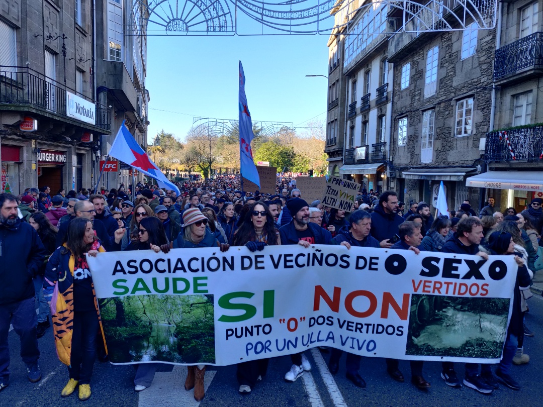 obloque's tweet photo. Miles de galegas e de galegos ateigan as rúas de Compostela ao berro de #AltriNON
Queremos vida, queremos futuro. NON á macro-celulosa do PP e de ALTRI. https://t.co/VrAiGVfAON