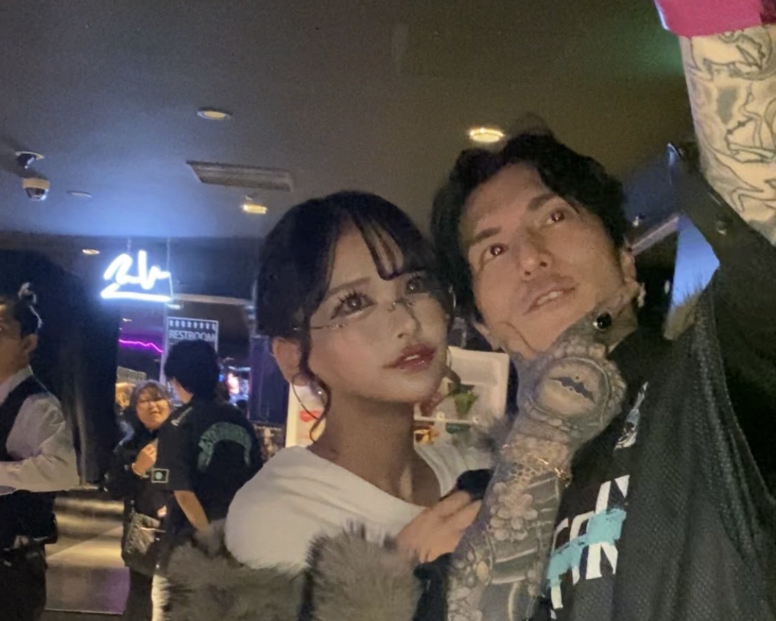 Asumi_Repezen's tweet image. ポーズ考えてなかったゴミに率先して提案してくれる神𝑲𝑰𝑺𝑺…