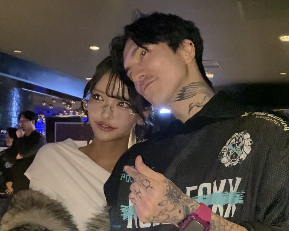 Asumi_Repezen's tweet image. ポーズ考えてなかったゴミに率先して提案してくれる神𝑲𝑰𝑺𝑺…