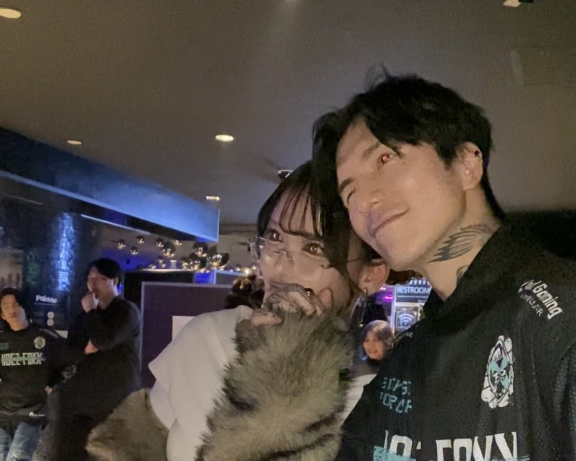 Asumi_Repezen's tweet image. ポーズ考えてなかったゴミに率先して提案してくれる神𝑲𝑰𝑺𝑺…