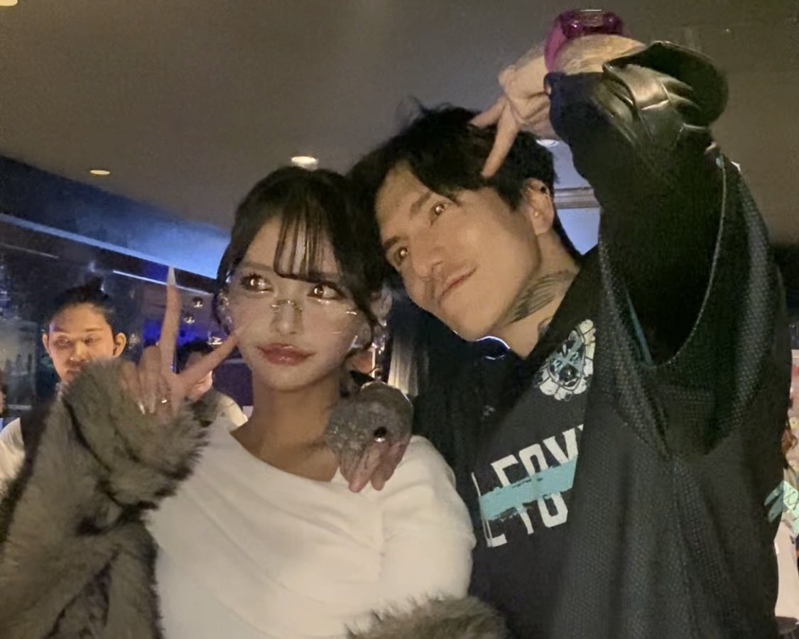 Asumi_Repezen's tweet image. ポーズ考えてなかったゴミに率先して提案してくれる神𝑲𝑰𝑺𝑺…