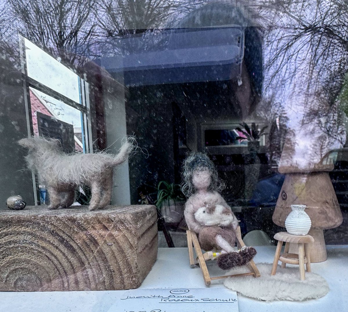 Op Texel met mijn neus op dit raam gestaan. Zoveel mooie details en kunst.

Fijne zondag allemaal!
#foto_adventskalender #FeestelijkeEtalages   ⁦
<a href="/josephiensierag/">J🍋sephien Sierag 🕊📚🌸🍣📷</a>