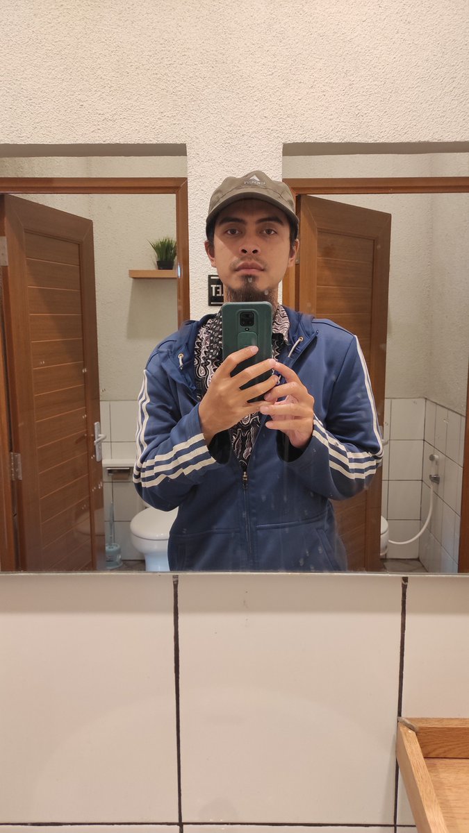 badadzuhur's tweet photo. P kondangan ketua Naga Hitam. Tong protes make topi da buukna botak:( https://t.co/V0QXU9NHZI