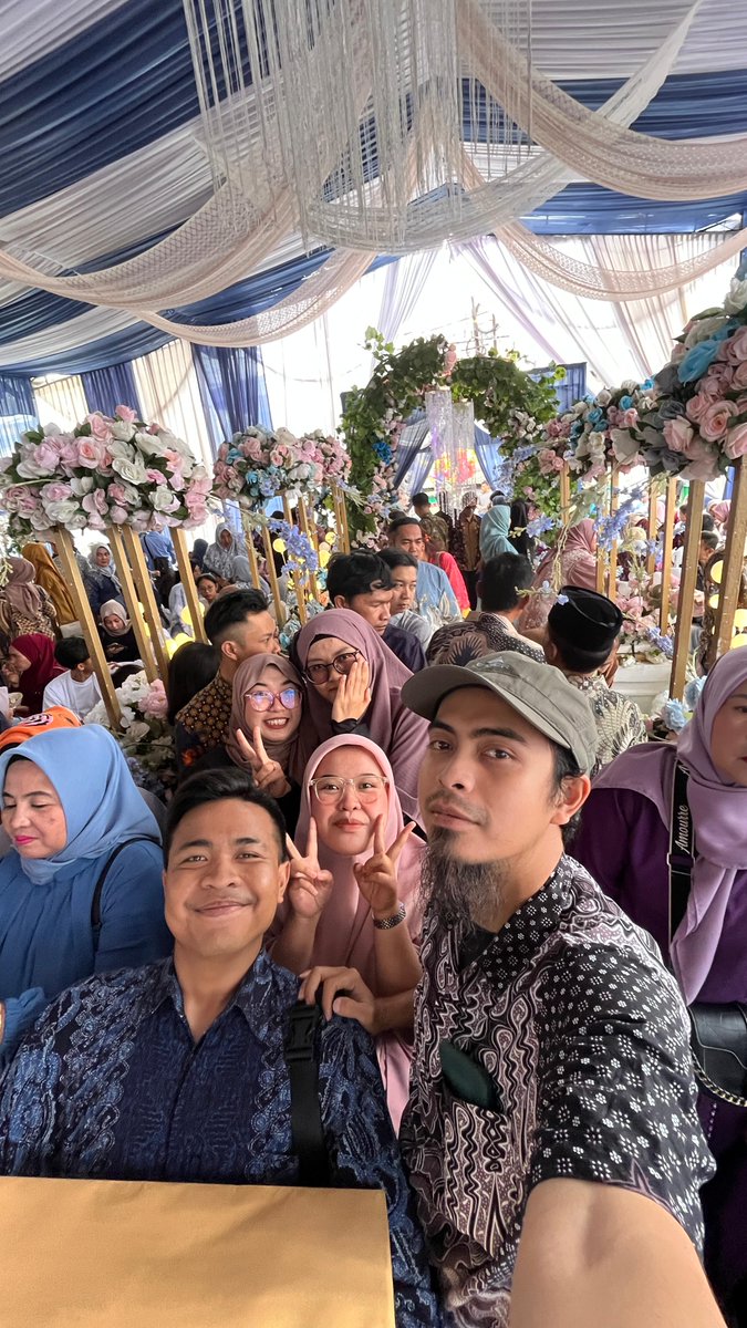 badadzuhur's tweet photo. P kondangan ketua Naga Hitam. Tong protes make topi da buukna botak:( https://t.co/V0QXU9NHZI