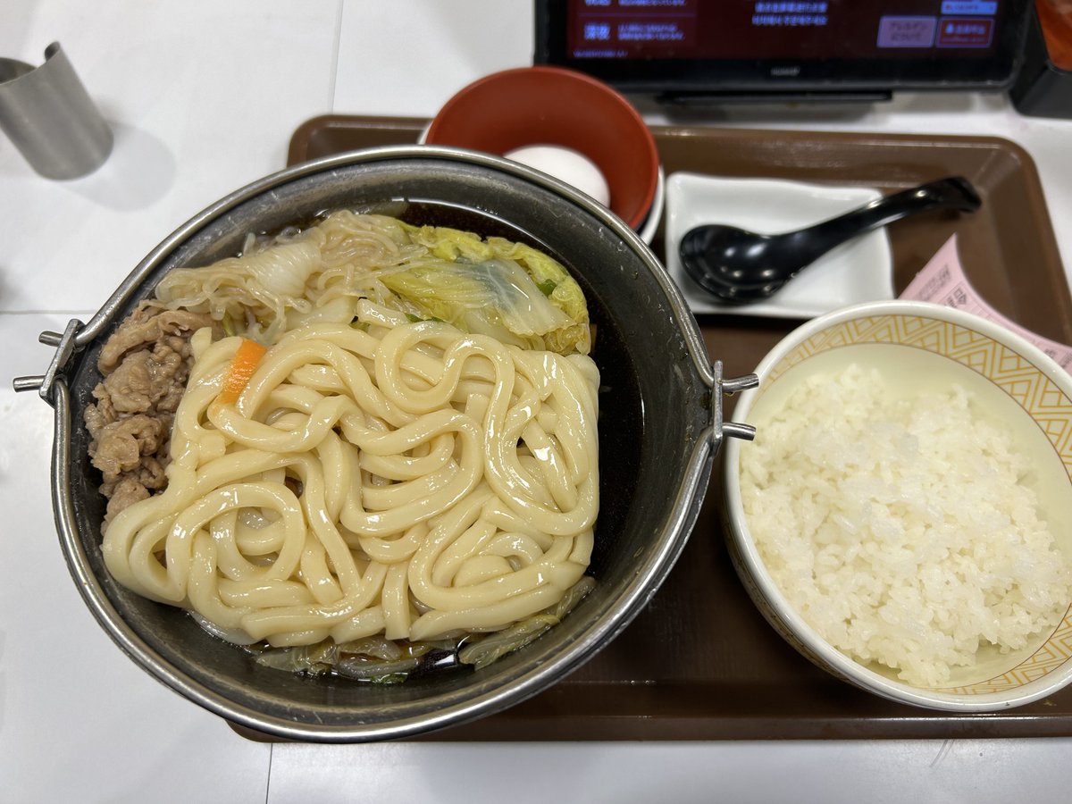 すき家に来た。もう何年振りかもわからない。
牛すき鍋定食を頼んでみた。吉野家より高いがお新香はつかないんだな。
そしていかにもパックから出しましたという塊がぬるいまま出てきてびっくりした。こういう場所なのか。