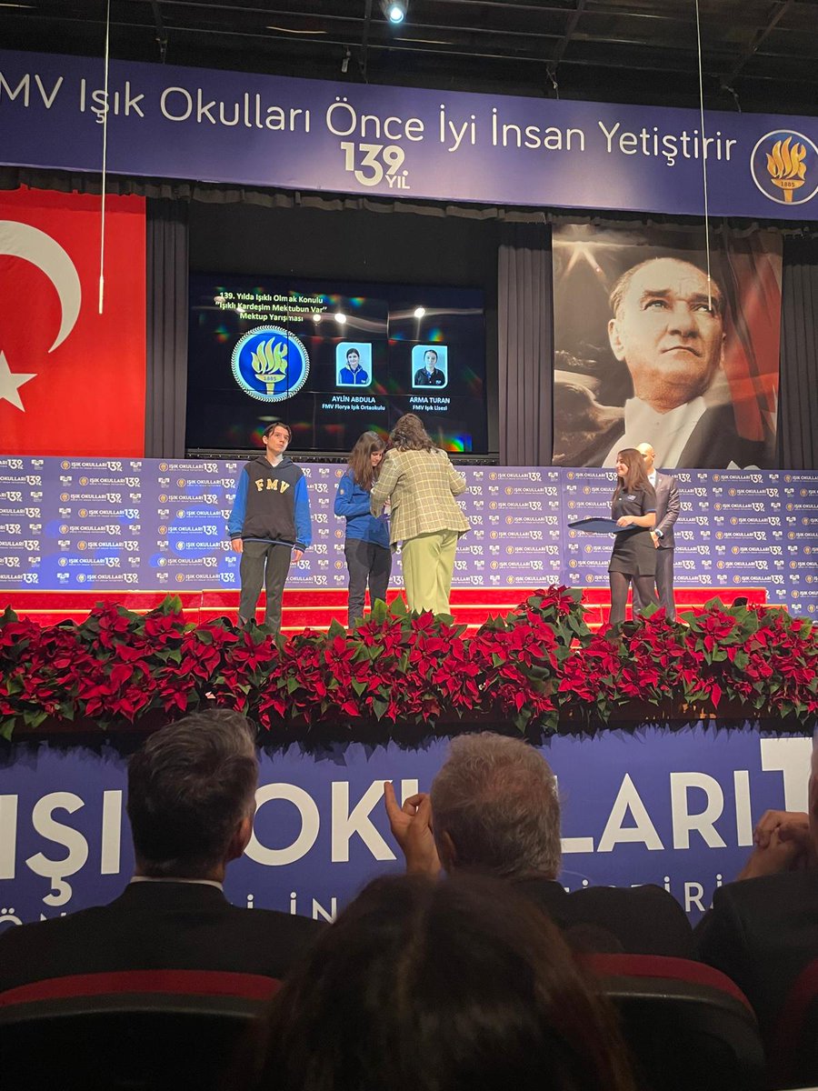 akanabdula's tweet photo. Bugün hayatımızın unutulmaz günlerinden birini yaşadık. Bu vesileyle zorbalık konusunu soranlara kısa bir durum güncellemesi de yapmak istiyorum.
Bilenler bilir; kızım Aylin’in korkunç bir zorbalığa maruz kaldığı ve çaresizce çözüm aradığımız çok zor bir dönemden geçtik. Bilmeyenler için özet burada: https://t.co/MC0i1gu9R3
Maalesef Bakırköy Kaymakamlığı suç duyurusunda bulunmamıza izin vermedi. Adalete olan inancımı yitirmemek için çok uğraştım çünkü en çok kızımın adalete inancını yitirmesini asla istemiyorum. 
Bu yüzden mücadele etmeye devam ettik.
Kızımı okuldan almak zorunda kaldık. Başka bir okula kaydını yaptırdık. Yedinci sınıfa başlayacağı için, annesiyle birlikte içimiz kaygıyla doluydu: “Ya oturmuş bir sınıfa uyum sağlayamazsa? Ya orada da kendini yalnız hissederse?”
Ama… Yeni okulu, pedagojik olarak yapılması gereken her şeyi eksiksiz, mükemmel yaptı. Zorbalığa sıfır tolerans politikalarını çok güçlü uygulayan bir okul. Kızıma sahip çıktılar, ona güven verdiler.
Ve ne oldu biliyor musunuz? Kızım eski enerjisine döndü. Neşesi yeniden filizlendi.
Peki sonra?
Kızım, okulunu anlatan bir yarışmaya katıldı. Önce okulunda birinci oldu. Ardından okullar arası yarışmada da birinciliği kazandı. Bugün, kızımı sahnede ödülünü alırken izledik. Annesiyle birlikte gururla doluyduk.
Zorbalık öyle korkunç bir şey ki… Çocuğunuzu her şeyden korumak istiyorsunuz ama onun neşesini alıp yok edebiliyor. O günlerde Aylin’in o neşeli ışığının söndüğünü görmek bizi perişan etmişti. Ama çok şükür, kızım yeniden çiçek gibi açtı. Yaratıcılığı coştu...
Bu yüzden zorbalıkla mücadeleye biz ebeveynler kendimizi adamak zorundayız.
Zorbalık araştırmamız devam ediyor. Sonuçlara çok az kaldı. Bu süreçte mükemmel paydaşlarımız oldu ve eminim, Türkiye çapında büyük şeyler başaracağız.
Hepinize mutlu, huzurlu bir pazar dilerim!