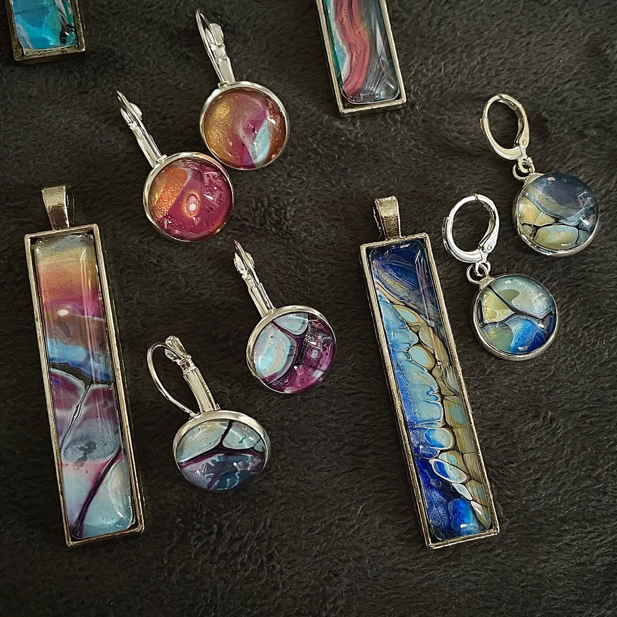 NoaTweet's tweet photo. Ik maakte nieuwe sieraden. 
Ze volgen hier in 8 opeenvolgende tweets.
Dit is serie 24-8
Voor iedereen die de serie retweet, verloot ik ‘n setje van hanger met zilveren oorbelletjes! 🎁
Bestellen kan hier of via DM.
Op facebook;  https://t.co/sYZGxvMPPC kun je ook video’s zien. https://t.co/dSod8tVt4b
