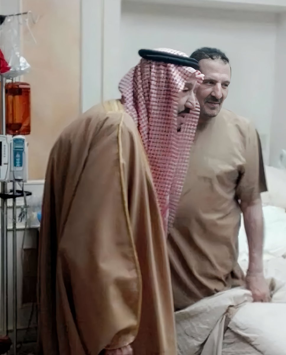 الله يحفظكم يا رب و يطول بعمركم 🤍
زيارة الملك سلمان حفظه الله لعمي سلطان بن ناصر الله يشفي و يعافي يا رب