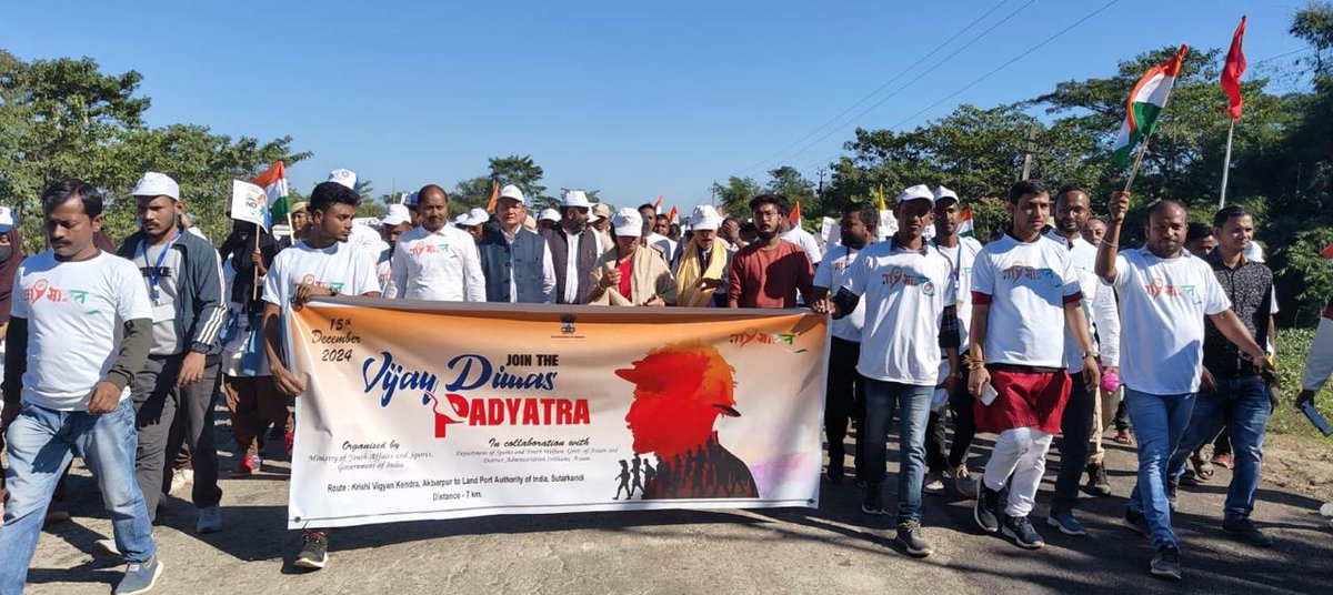 Assam_DSYW's tweet photo. 🇮🇳 Today, Karimganj witnessed a spirited Vijay Diwas Padyatra, honoring the bravery and sacrifices of our soldiers. This rally united the community in gratitude and patriotism, reminding us of the invaluable contributions that shaped our nation’s history. https://t.co/6W3vgKkDxp
