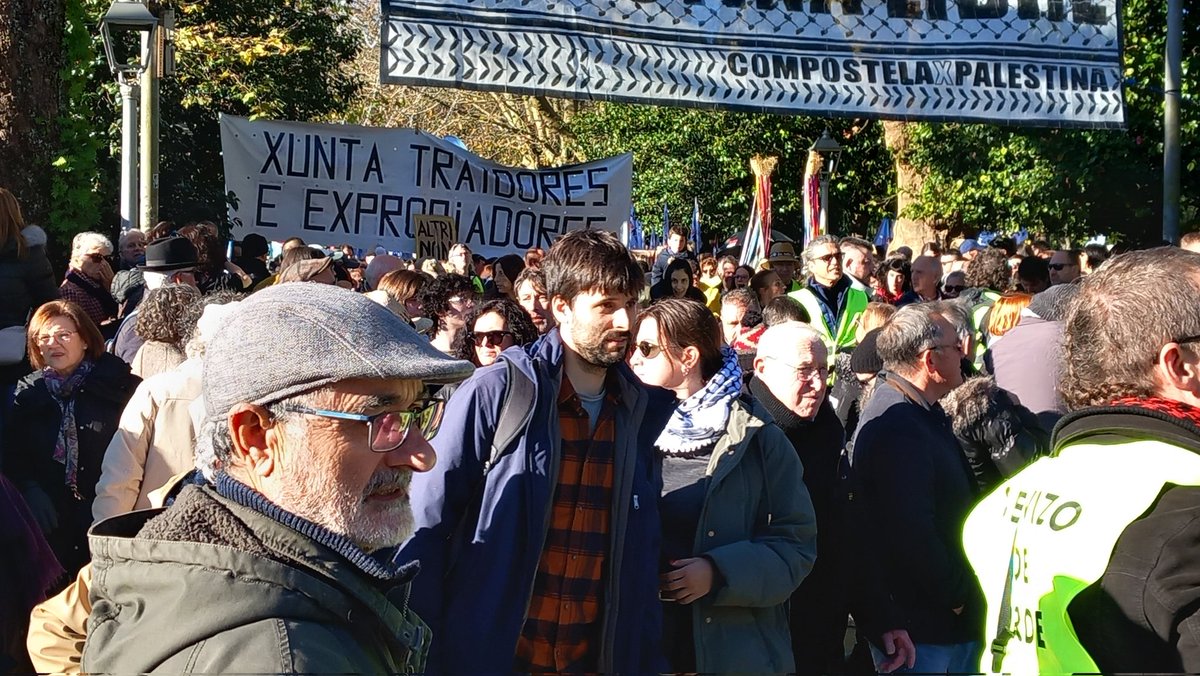 DavizCarballal's tweet photo. Milleiros de persoas na capital do país contra a macrocelulosa no ❤️ do país.Organiza👉🏾 @UlloaViva contra desfeita da #RedeNatura e do Camiño de Santiago; para loitar contra a manipulación pagada en medios..👉🏾@Altri_non #AltriNON https://t.co/IrLJjnlnZQ