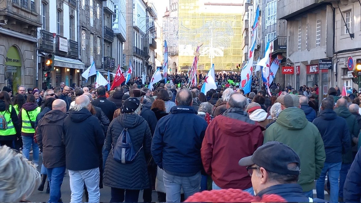 DavizCarballal's tweet photo. Milleiros de persoas na capital do país contra a macrocelulosa no ❤️ do país.Organiza👉🏾 @UlloaViva contra desfeita da #RedeNatura e do Camiño de Santiago; para loitar contra a manipulación pagada en medios..👉🏾@Altri_non #AltriNON https://t.co/IrLJjnlnZQ