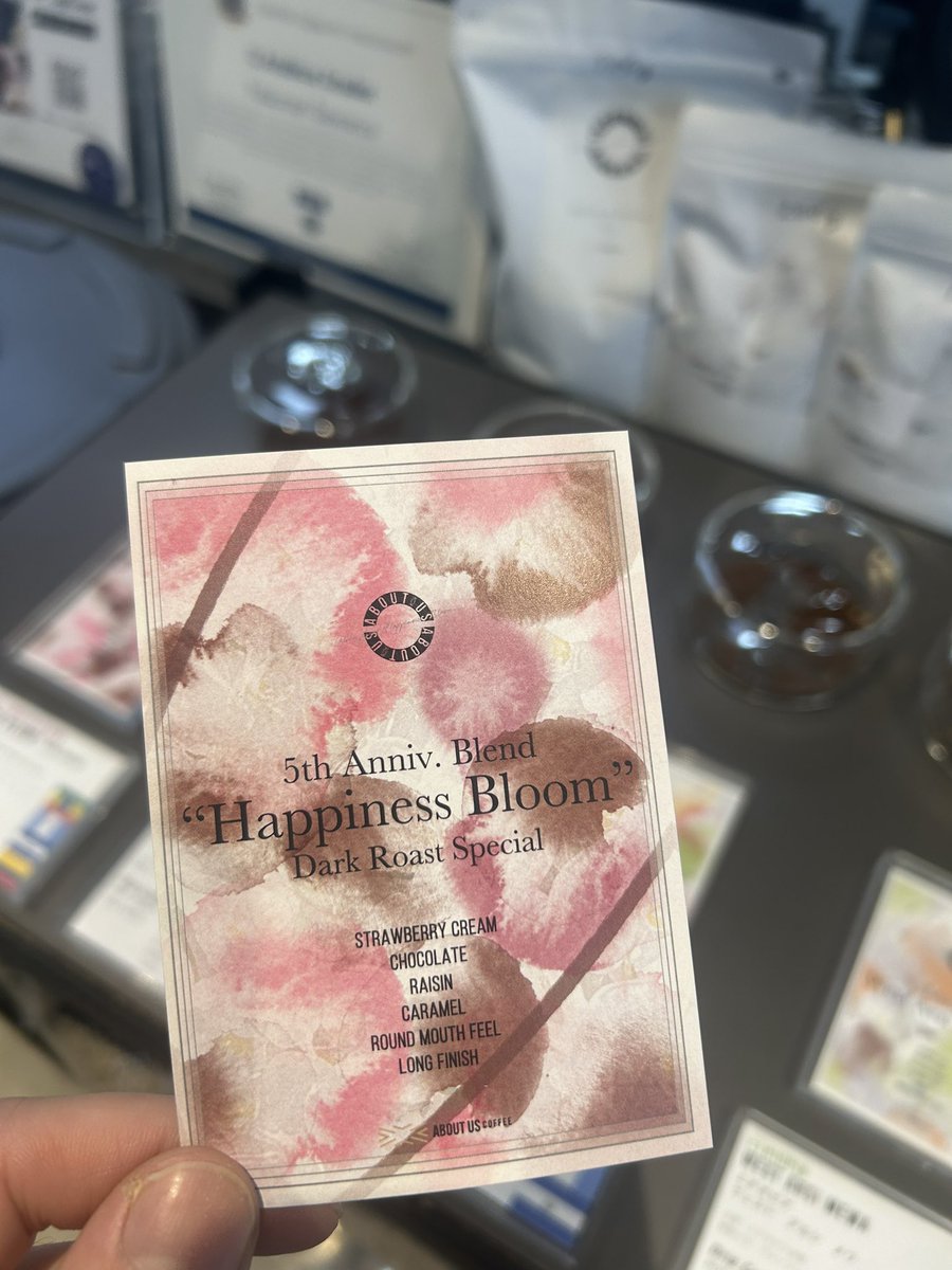 ABOUTUSCOFFEE's tweet photo. 【Happiness Bloom Dark Roast Edition】
まもなく終売です！

深煎りなのに、いちごクリームのような甘さとチョコレートのビター感が絶妙に調和した
冬にぴったりな贅沢な味わいを浅煎り派のあなたにもぜひ！

5周年を記念した特別な一杯、最後のチャンスをお見逃しなく！✨

https://t.co/JAT5I6WBso https://t.co/hFy2YDyVOc