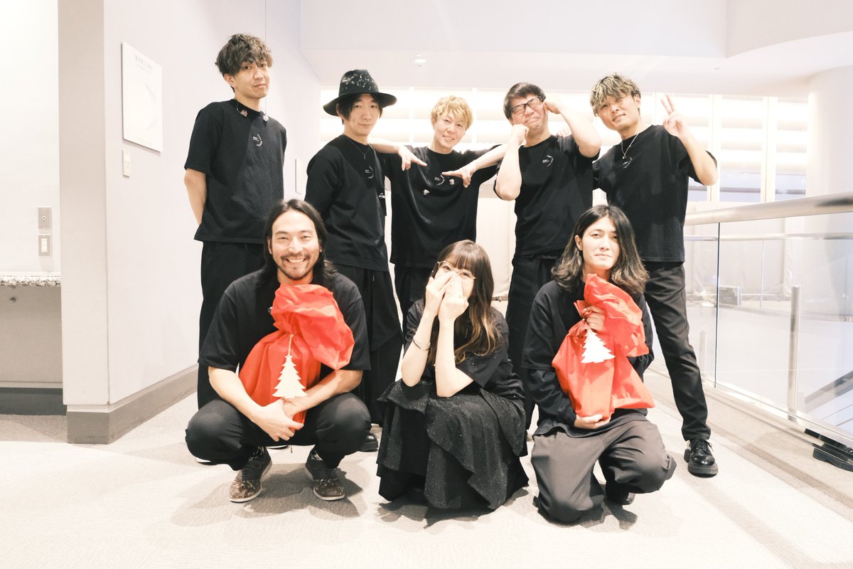 Aimer_and_staff's tweet photo. 横浜2days。音楽続けてきてよかったって心から思えた。そんな威力を持った夜たちでした。本当に、幸せです。こんな夜を一緒に創ってくれたあなたへ、ありがとう。最高の年内ラスト公演記念にバンドメンバーたちと! #月の満ち欠けツアー https://t.co/J8TfMg77HZ