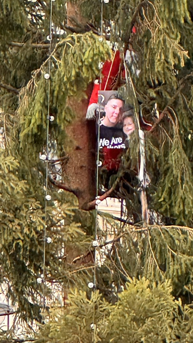 SWimagesUK's tweet image. Man dressed as Santa climbs Trafalgar square for Fathers for justice. #trafalgarsquare
#london #fathersforjustace