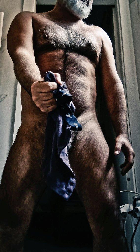 Operaio_peloso's tweet photo. Chi vuole annusare? Le ho portate due giorni, lavoro e palestra. 😈🦍
#dirty #malesmell #manbody #furryman https://t.co/O35U8aZEDa