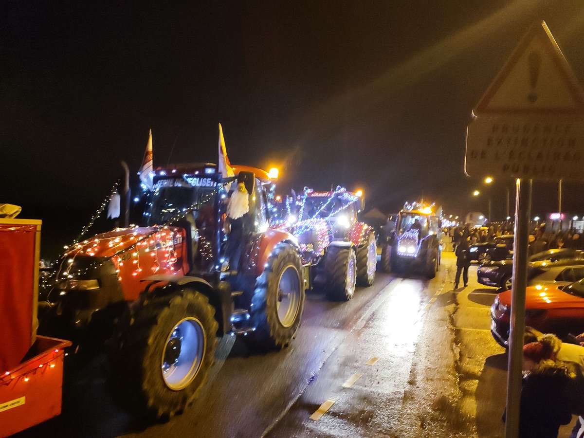 AnthonyGuerout's tweet photo. Ce 14 décembre, L'Agri' Parade des #JA76 est venue à St-Aubin-Routot 😀 Merci aux JA76 pour cette belle parade de Noël de 29 tracteurs!
Merci aux bénévoles du Comité des Fêtes pour avoir offert les boissons chaudes ☕ et à la gendarmerie de St-Romain qui a assuré la sécurité 👏 https://t.co/V5yAWS19iM