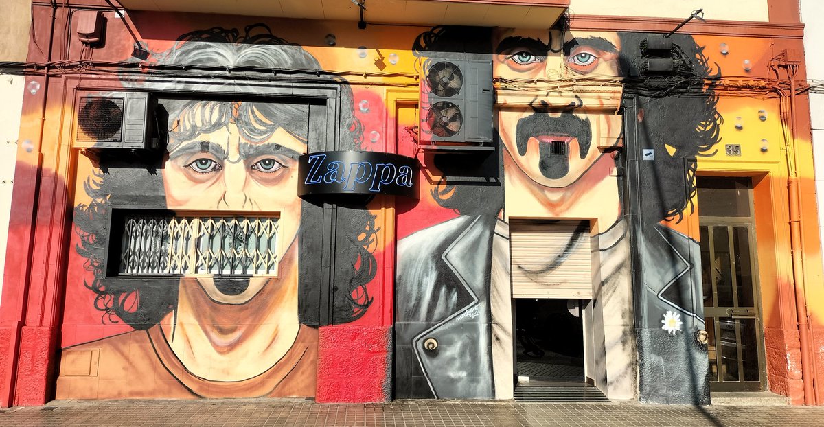 joseprroca's tweet photo. A #Lleida tenim un pub que hi anava molt sovint quant era jove que es diu #Zappa ara hi han fet aquest #graffiti #StreetArt #FrankZappa #Rock #ComedyRock #JazzRock #AvantGardeMusic #HardRock #ModernComposition #Experimental https://t.co/vkaaQsvO7Y