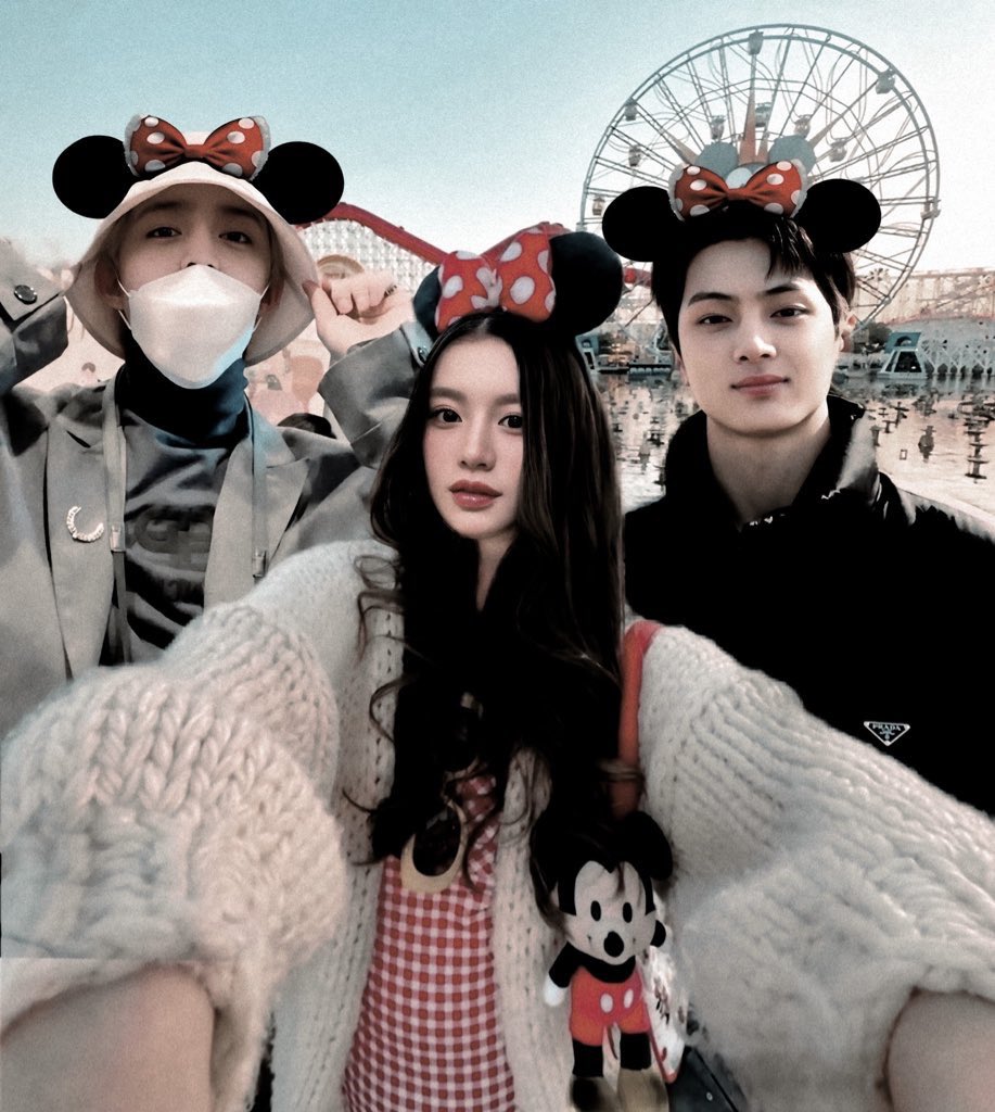 ㅤ ㅤ 
          [ 𝙄𝙉𝙎𝙏𝘼𝙂𝙍𝘼𝙈 𝙐𝙋𝘿𝘼𝙏𝙀 ]

      𝗸𝗮𝗺𝗮𝘆𝗮𝗹𝗮𝗿𝗮𝘀 posted a photo. 
      𝗸𝗮𝗺𝗮𝘆𝗮𝗹𝗮𝗿𝗮𝘀 tagged 𝗦𝗮𝗺𝗥𝗮, 
      𝗸𝗮𝗹𝗮𝗻𝗴𝗴𝗮𝗿𝘁

📍𝗗𝗶𝘀𝗻𝗲𝘆𝗹𝗮𝗻𝗱, 𝗧𝗼𝗸𝘆𝗼

      Foto bersama pengepul 
      dan penghambur uang 🙎‍♂️🙍‍♀️🙎‍♂️💸

ㅤ