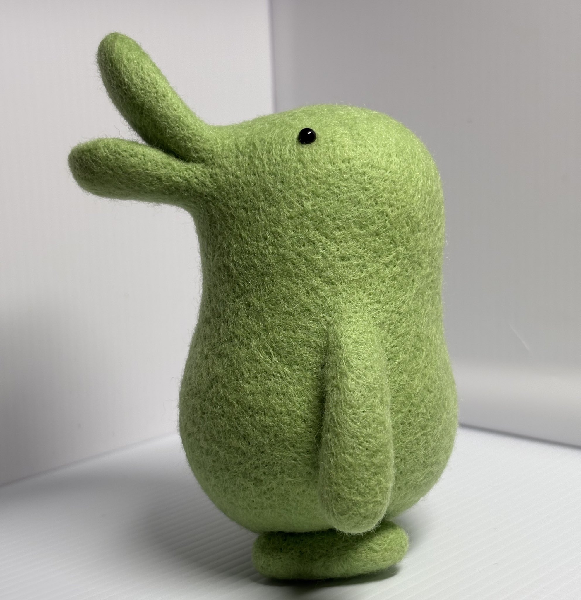 羊毛フェルト　chia*様 ブローチなのですが、三毛猫ちゃんに 靴履かせてみました。 ーー