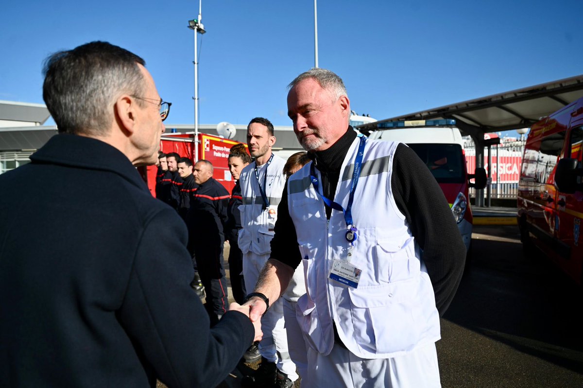 Nous saluons le professionnalisme exemplaire de toutes les forces mobilisées pour assurer la sécurité de la venue du Pape François à Ajaccio. Gendarmerie, Armées, services de secours, sapeurs-pompiers des SIS 2A, SIS 2B et de la zone de défense Sud, bénévoles des associations de