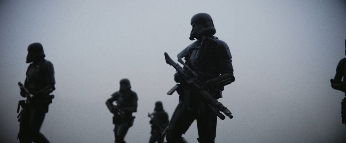 JackOCine's tweet photo. #RogueOne tient en une promesse : exposer la galaxie Star Wars autrement qu’à travers le cockpit du Faucon Millenium. Pour ce faire, le spin-off saisit à bras-le-corps la notion de guerre (des étoiles) et plonge son public dans l'urgence du combat. Le film fête ses 8 ans. https://t.co/n6mcb8dQWE