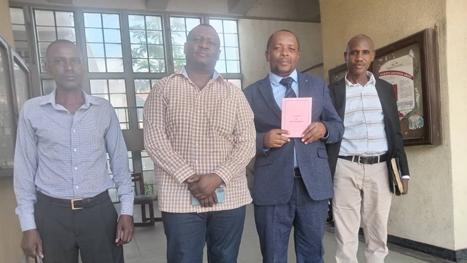 Ikiriho's tweet photo. 🇧🇮#Burundi #Elections2025🗳
🔴«Urunani Burundi bwa Bose»: Quid de la prise d'acte par le @MininterInfosBi?
Les partis @SahwanyaFRODEBU,@CODEBU4, #FDES-Sangira et #CNDD (de Nyangoma) ont "déclaré" au @MininterInfosBi leur coalition pour les élections de 2025 «Urunani Burundi Bwa Bose» (la coalition le Burundi pour Tous).
Une déclaration. Mais aucun document attestant "la prise d'acte" du ministère ayant la gestion des partis politiques dans ses attribution. Une prise d'acte subordonnée à la production de trois documents, conformément à l'article 8 de la Loi sur les partis politiques. Une prise d'acte à verser dans le dossier à déposer à la Commission Electorale Nationale Indépendante "#Ceni-@CBurundi97669".
▶️https://t.co/RasGPaD2Ii
Ces document sont ⤵️: le PV du Congrès de chaque parti souscrivant à la coalition, le PV de la réunion constitutive de la coalition ainsi que les statuts et règlement intérieur (#ROI) de cette coalition authentifié par le notaire.
🔴Sûrs mais pas certains
Selon les présidents des partis @SahwanyaFRODEBU et @CODEBU4 "Tous les documents ont été déposés" au #Mininter. Kefa Nibizi donne une autre précision: «Selon la loi, le dépôt de ces documents nous confère d'office la personnalité juridique». Le dernier alinéa de l'article 8 ne dit pas le contraire.
Et Patrick Nkurunziza d'ajouter: «Tous les partis ont organisé des congrès sous autorisation du Mininter».
Cela sous-entend que, selon eux, ces partis politiques coalisés et qui tous se réclament de l'opposition, devraient être dotés d'office de ce document, surtout que les documents exigés ont été déposés dans les délais: vendredi 13 décembre à 15h.
Pour le moment, le ministère n'a pas encore révélé son appréciation; le dépôt du dossier ayant coïncidé avec le début du weekend. La grande inconnue est de savoir si les congrès des partis Sahwanya-#Frodebu🐔 de @pandofc, du @CODEBU4🚜 de @KNibizi, de #FDES🌽-Sangira de Sébastien Butoyi et du #CNDD (de Nyangoma) ont effectivement eu lieu et si les décisions et résolutions ont été entérinées par le ministère qui va délivrer cette «prise d'acte».
En cas de petites grandes observations par le gestionnaire des partis politiques sur la procédure en amont ayant abouti à la formation d' «Urunani Burundi bwa Bose» justifiant la non délivrance de "la prise d'acte", les partis coalisés ne courent-ils pas le risque de se voir recalés des élections de 2025, ne pouvant même plus se présenter en solo au motif de forclusion du délai légal de dépôt de candidature?
Le délai de dépôt de candidature à la CENI étant compris entre les le 9 et le 23 décembre, il ne reste plus que 8 jours. 8 jours pendant lesquels les conseillers juridiques au ministère et au sein des états-majors des partis coalisés vont plus que jamais être sollicités. La course contre la montre est engagée!