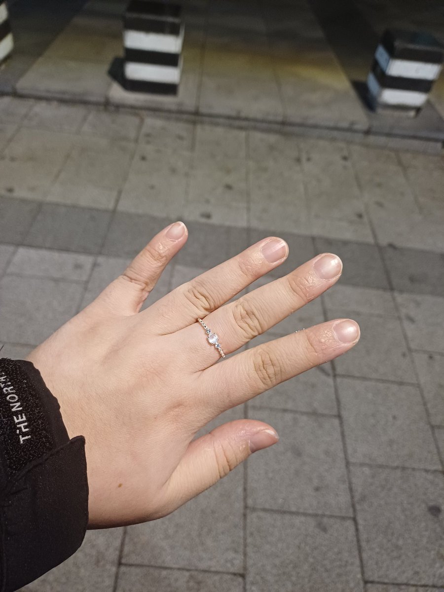 왕복 3시간 반 거리를 걸려 반지 사러 다녀온 나..칭찬해
알 큰 게 내 취향이지만 비싸서 적당히 타협쓰