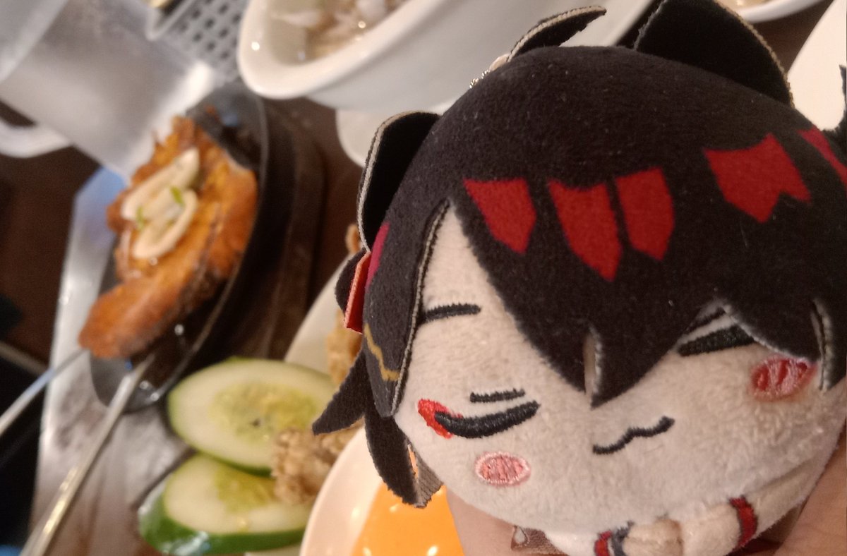 ShisuiiK's tweet photo. hehehe bday seafoomd!
ft. a catto trying to steal the calamari
#kincation https://t.co/qcOv1oXwlT