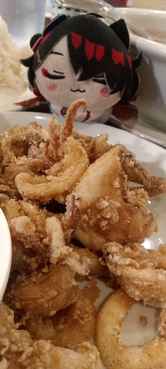 ShisuiiK's tweet photo. hehehe bday seafoomd!
ft. a catto trying to steal the calamari
#kincation https://t.co/qcOv1oXwlT