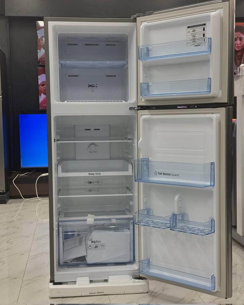 BarackStore_'s tweet image. Samsung refrigerator 

1,300,000

Model number: RT28K3032S8
Capacity: 231

Key features 
🔸no frost double door

🔸Digital inverter compressor (10-year compressor) warranty)

🔸Multi airflow system

🔸LED lighting

🔸Easy slide shelf

🔸In-built power stabilizer

🔸Tempered Glass…
