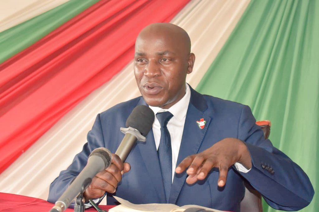 Ikiriho's tweet photo. 🇧🇮#Burundi #Elections2025🗳
🔴«Urunani Burundi bwa Bose»: Quid de la prise d'acte par le @MininterInfosBi?
Les partis @SahwanyaFRODEBU,@CODEBU4, #FDES-Sangira et #CNDD (de Nyangoma) ont "déclaré" au @MininterInfosBi leur coalition pour les élections de 2025 «Urunani Burundi Bwa Bose» (la coalition le Burundi pour Tous).
Une déclaration. Mais aucun document attestant "la prise d'acte" du ministère ayant la gestion des partis politiques dans ses attribution. Une prise d'acte subordonnée à la production de trois documents, conformément à l'article 8 de la Loi sur les partis politiques. Une prise d'acte à verser dans le dossier à déposer à la Commission Electorale Nationale Indépendante "#Ceni-@CBurundi97669".
▶️https://t.co/RasGPaD2Ii
Ces document sont ⤵️: le PV du Congrès de chaque parti souscrivant à la coalition, le PV de la réunion constitutive de la coalition ainsi que les statuts et règlement intérieur (#ROI) de cette coalition authentifié par le notaire.
🔴Sûrs mais pas certains
Selon les présidents des partis @SahwanyaFRODEBU et @CODEBU4 "Tous les documents ont été déposés" au #Mininter. Kefa Nibizi donne une autre précision: «Selon la loi, le dépôt de ces documents nous confère d'office la personnalité juridique». Le dernier alinéa de l'article 8 ne dit pas le contraire.
Et Patrick Nkurunziza d'ajouter: «Tous les partis ont organisé des congrès sous autorisation du Mininter».
Cela sous-entend que, selon eux, ces partis politiques coalisés et qui tous se réclament de l'opposition, devraient être dotés d'office de ce document, surtout que les documents exigés ont été déposés dans les délais: vendredi 13 décembre à 15h.
Pour le moment, le ministère n'a pas encore révélé son appréciation; le dépôt du dossier ayant coïncidé avec le début du weekend. La grande inconnue est de savoir si les congrès des partis Sahwanya-#Frodebu🐔 de @pandofc, du @CODEBU4🚜 de @KNibizi, de #FDES🌽-Sangira de Sébastien Butoyi et du #CNDD (de Nyangoma) ont effectivement eu lieu et si les décisions et résolutions ont été entérinées par le ministère qui va délivrer cette «prise d'acte».
En cas de petites grandes observations par le gestionnaire des partis politiques sur la procédure en amont ayant abouti à la formation d' «Urunani Burundi bwa Bose» justifiant la non délivrance de "la prise d'acte", les partis coalisés ne courent-ils pas le risque de se voir recalés des élections de 2025, ne pouvant même plus se présenter en solo au motif de forclusion du délai légal de dépôt de candidature?
Le délai de dépôt de candidature à la CENI étant compris entre les le 9 et le 23 décembre, il ne reste plus que 8 jours. 8 jours pendant lesquels les conseillers juridiques au ministère et au sein des états-majors des partis coalisés vont plus que jamais être sollicités. La course contre la montre est engagée!