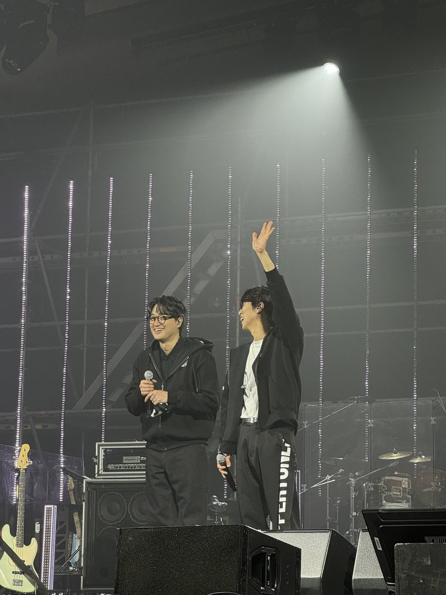mo_o_0_0's tweet photo. 영원한 건 절대 있어 https://t.co/9febBDLwgf