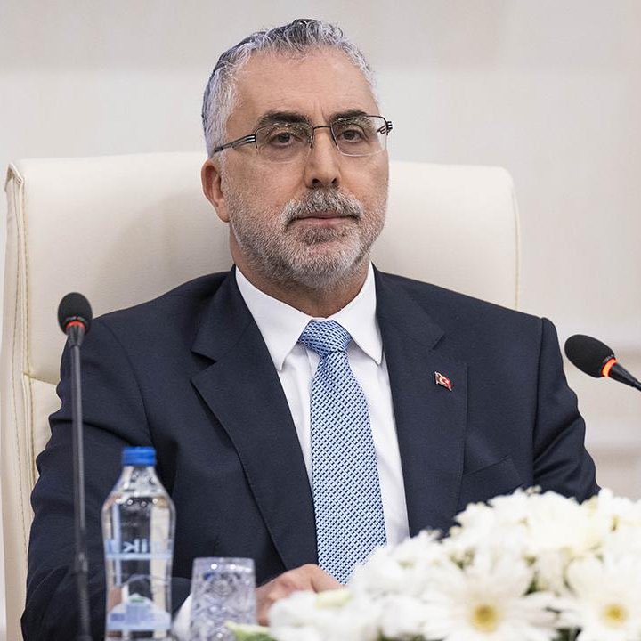 Çalışma Bakanlığı bütçesinde Bakan'a  soruldu. Sayın <a href="/isikhanvedat/">Prof. Dr. Vedat Işıkhan</a> cevap vermedi.. 

📍Taşerona  işçilerine kadro
📍Kademeli emeklilik
📍Staj - Çıraklık