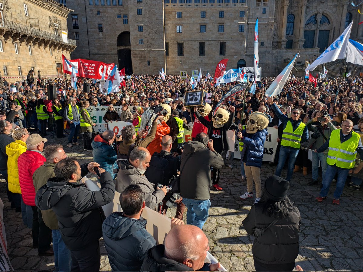 greenpeace_gal's tweet photo. A praza do Obradoiro vaise encher dúas veces! Histórico.
#AltriNon https://t.co/fCgVacvvlX